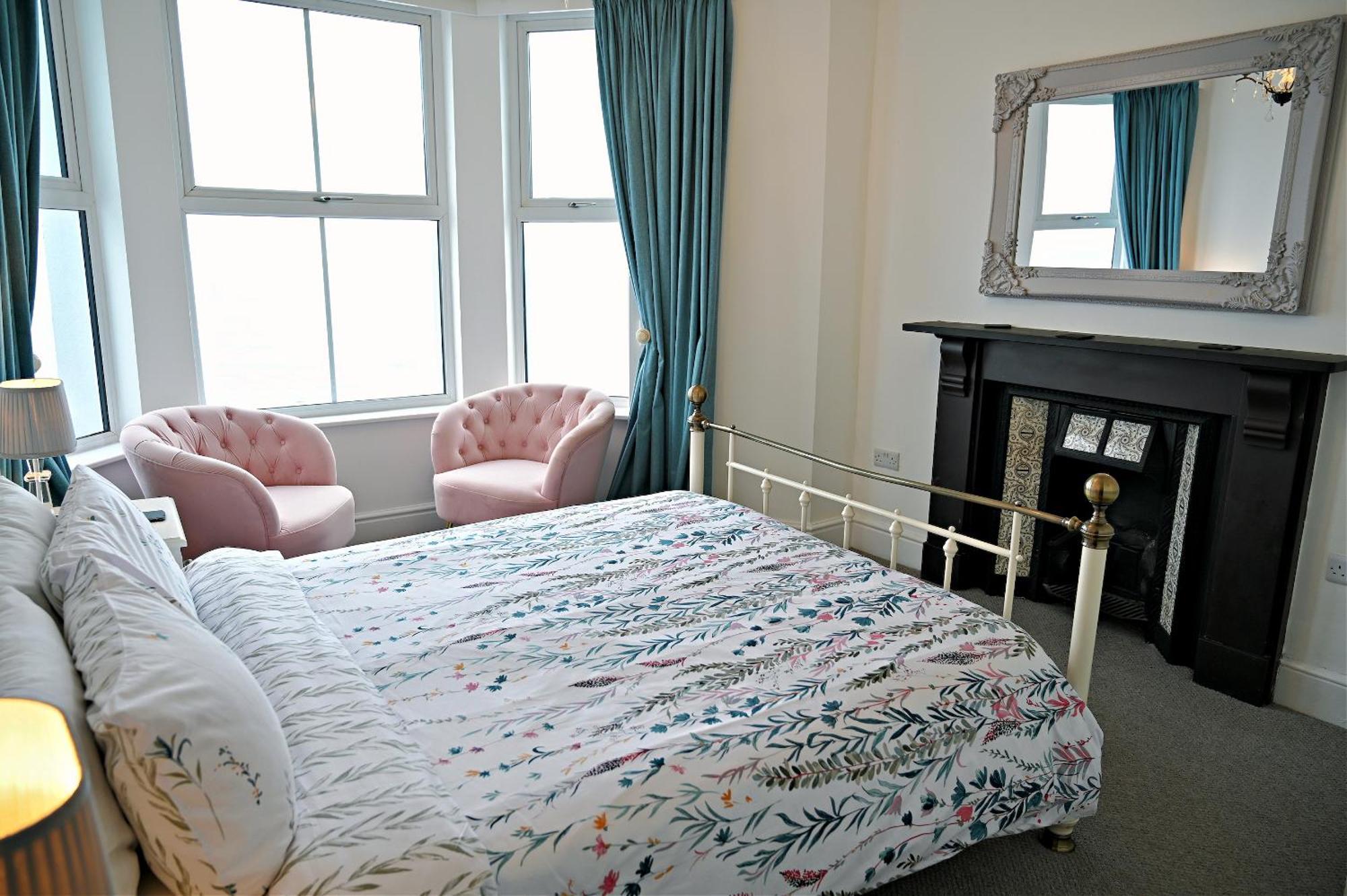Glan Y Mor, Sleeps 20, 8 Bedrooms, 8 Bathrooms, Seafront, Крик'єт Екстер'єр фото